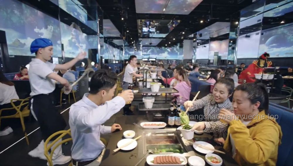 海底捞摆路边摊背后：餐饮巨头的新尝试与市场洞察